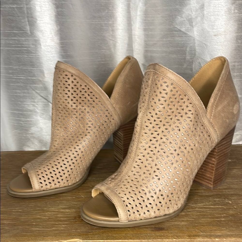 Lucky Brand Livey Women’s 9W Peep Toe Block Heel Tan Ankle Bootie